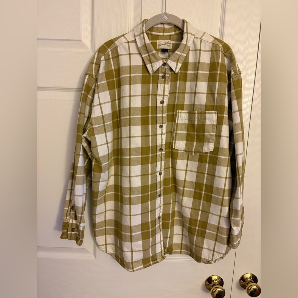 Universal Thread Men’s  Plaid Long Sleeve Shirt in Olive and White